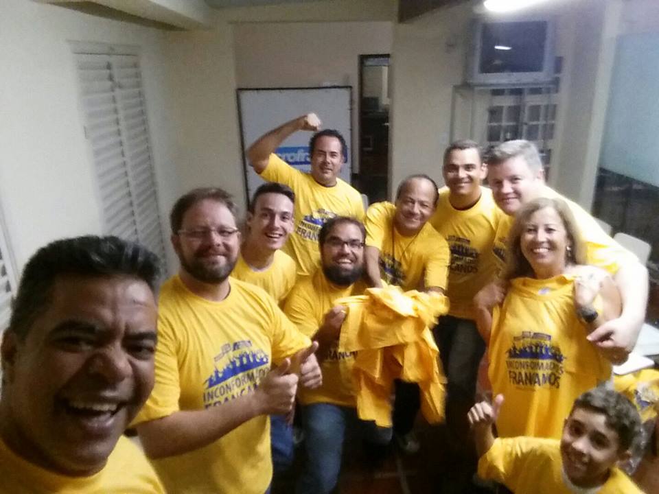 A professora Regina de Oliveira junto com seus amigos, inconformados com os rumos que o Brasil tomou (Foto: Reprodução)